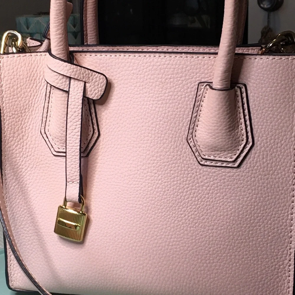 Elegant Pink Leather Handbag with Crossbody Strap - Picture 2 of 13